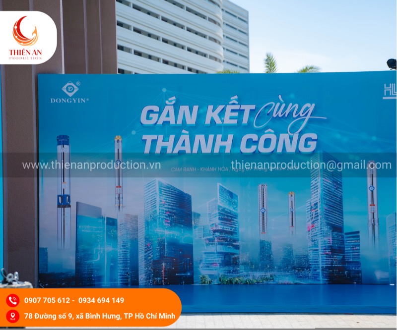 Backdrop hoa tươi gỗ pallet trang trí 3D